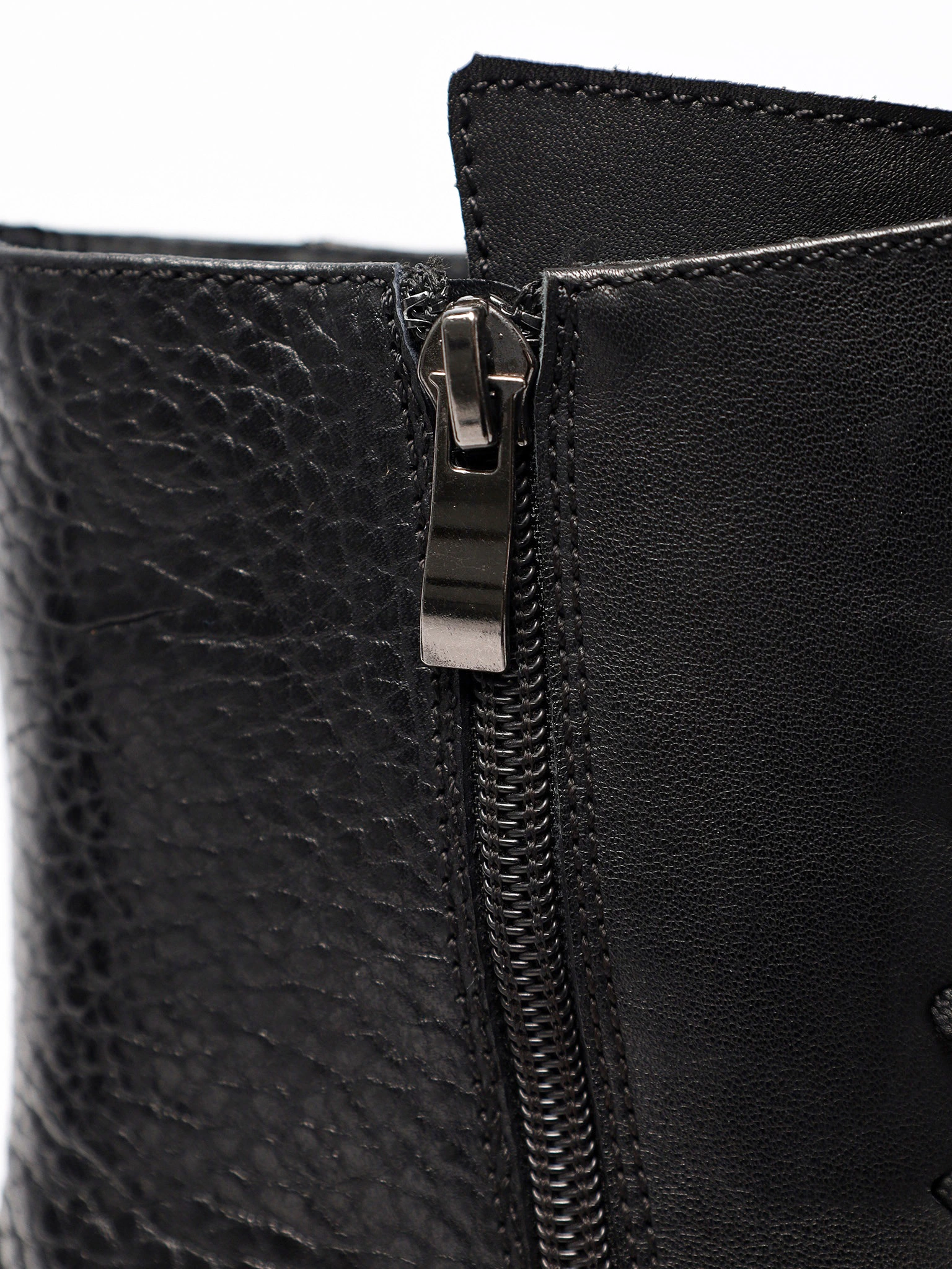 Ботинки черного цвета на среднем широком каблуке